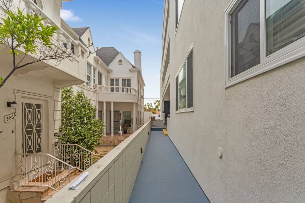 Apartment for rent at 350 S Reeves, Beverly Hills, CA 90212
