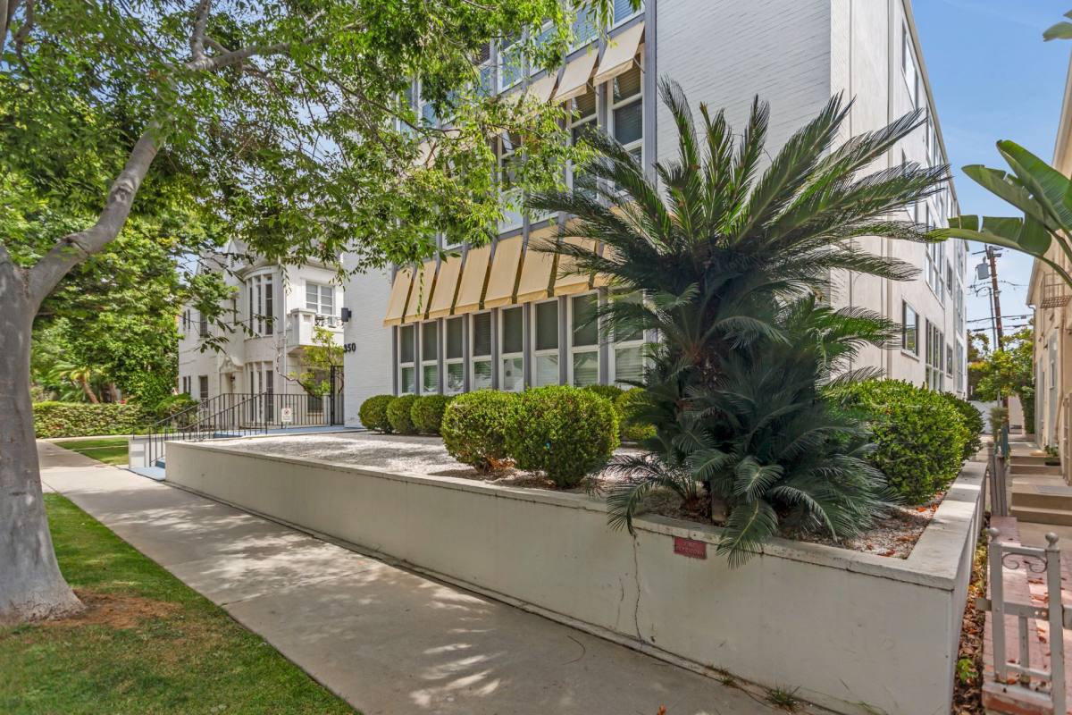 Apartment for rent at 350 S Reeves, Beverly Hills, CA 90212