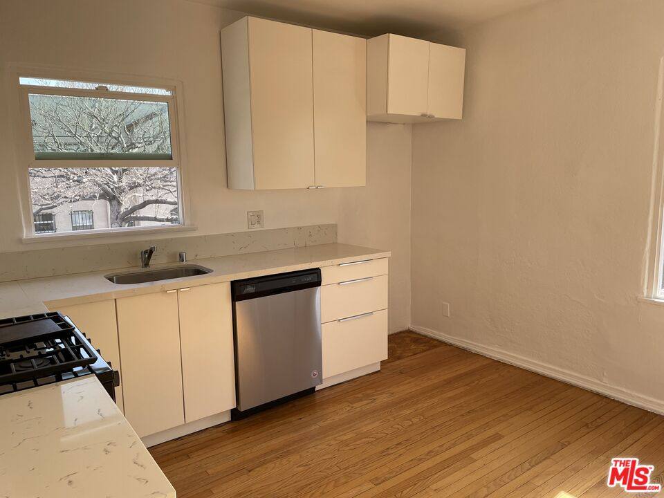 Apartment for rent at 368 N Genesee Ave #368-2, Los Angeles, CA 90036