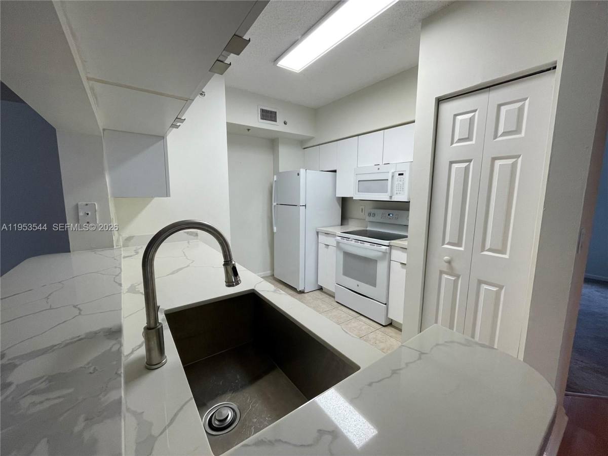 Apartment for rent at 17125 N Bay Rd #3404, North Miami Beach, FL 33160
