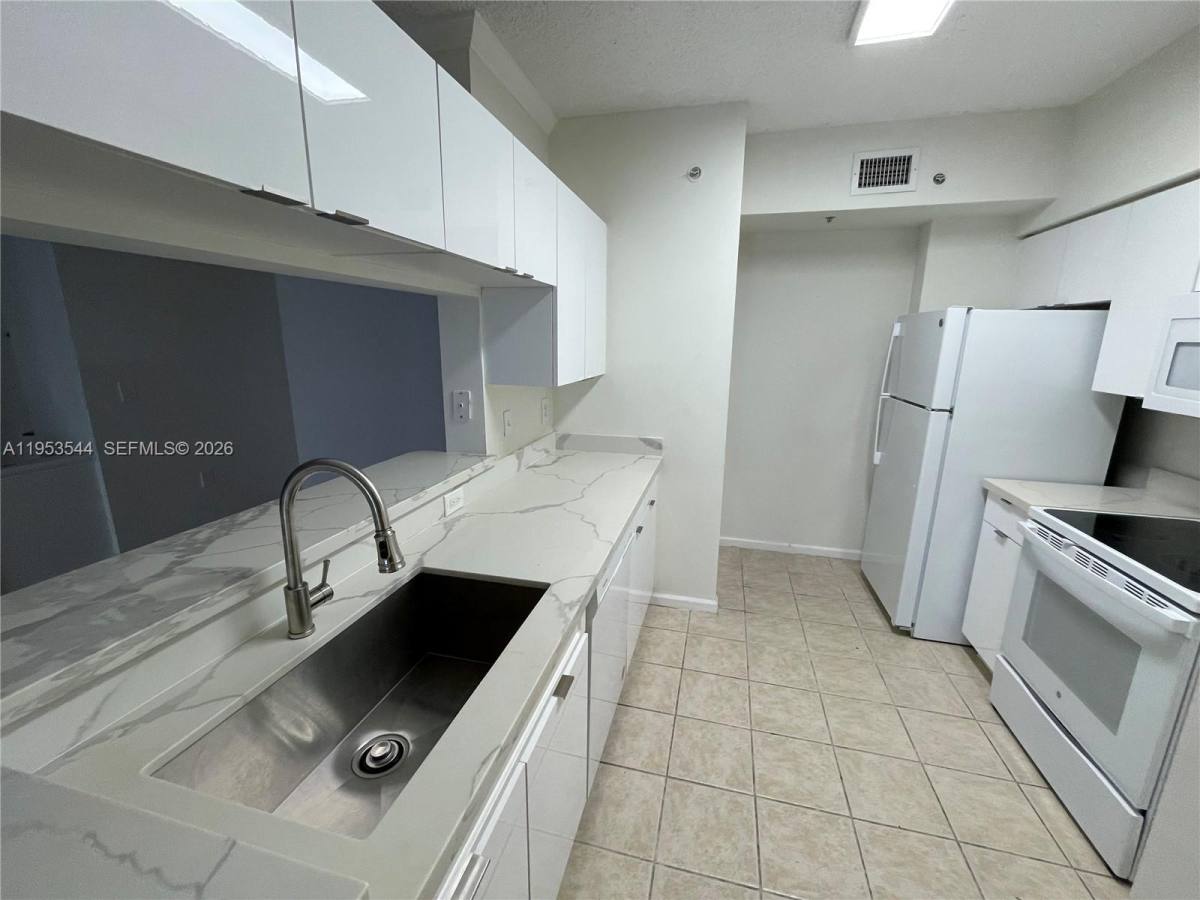 Apartment for rent at 17125 N Bay Rd #3404, North Miami Beach, FL 33160