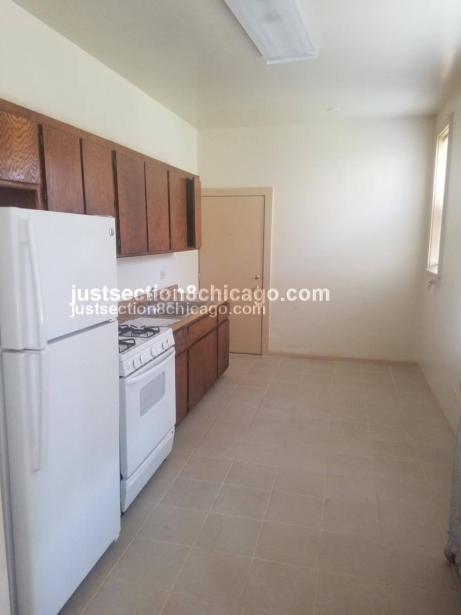 Apartment for rent at 6228 S Eberhart #2, Chicago, IL 60637