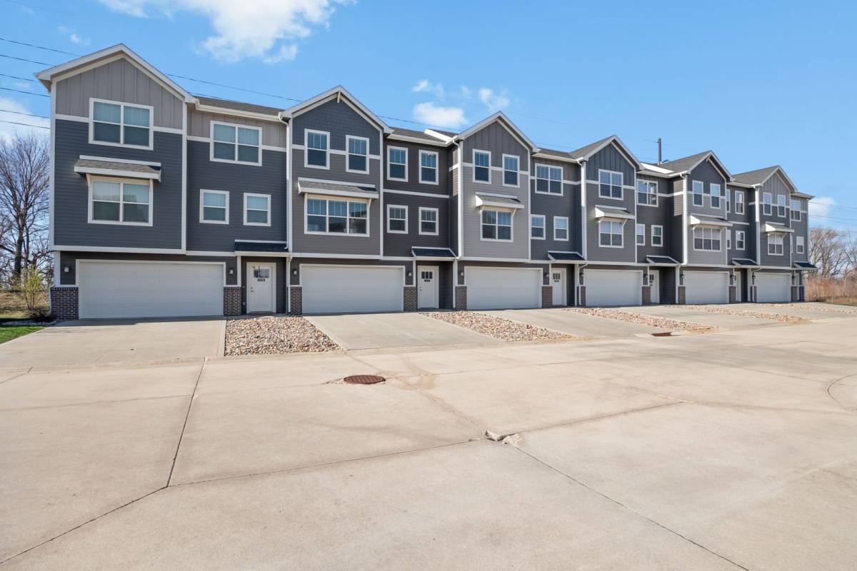 Townhouse for rent at 1422 SE Emerald Dr, Waukee, IA 50263