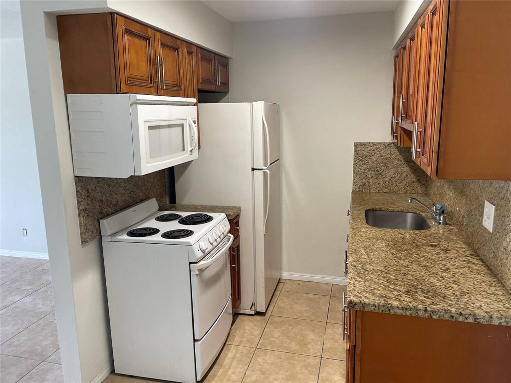 Apartment for rent at 1555 Tyler St #4, Hollywood, FL 33020