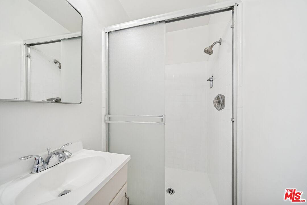 Apartment for rent at 1050 S Wooster St #3, Los Angeles, CA 90035