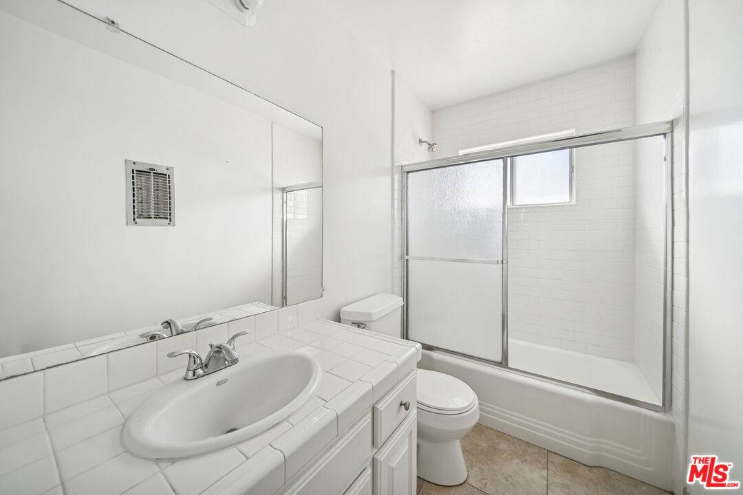 Apartment for rent at 1050 S Wooster St #3, Los Angeles, CA 90035