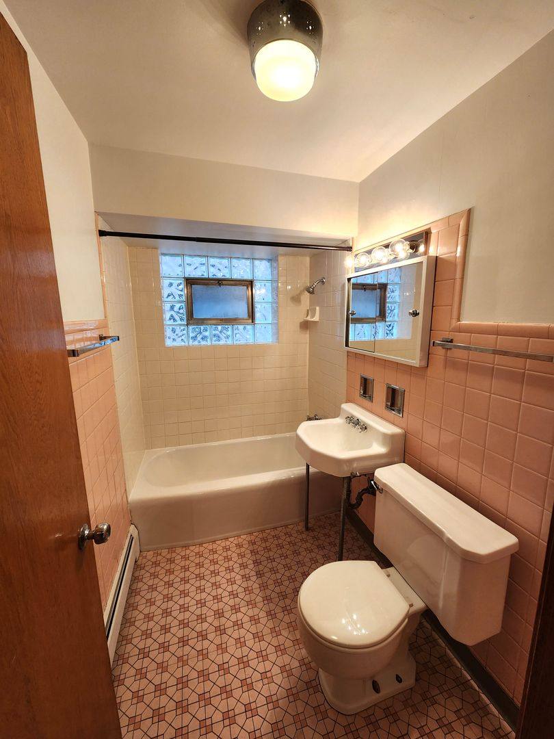 Apartment for rent at 2320 W Roosevelt Rd, Broadview, IL 60155