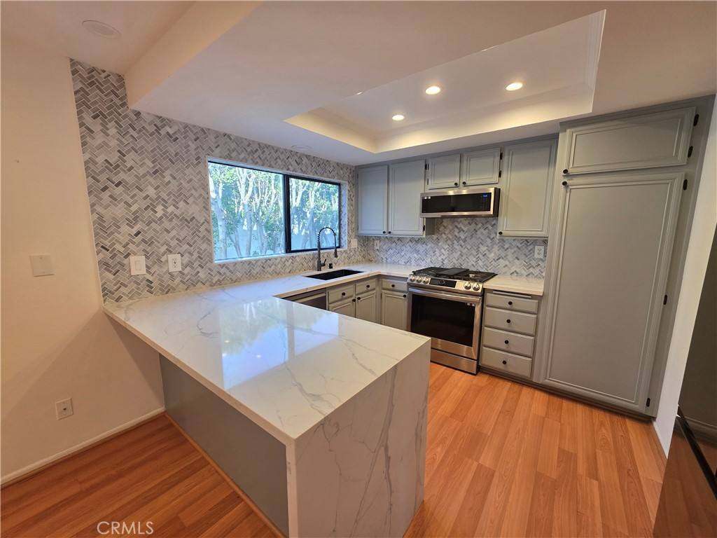 Townhouse for rent at 13963 Riverside Dr, Sherman Oaks, CA 91423