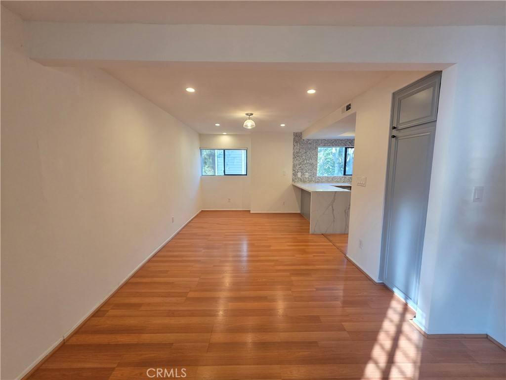 Townhouse for rent at 13963 Riverside Dr, Sherman Oaks, CA 91423
