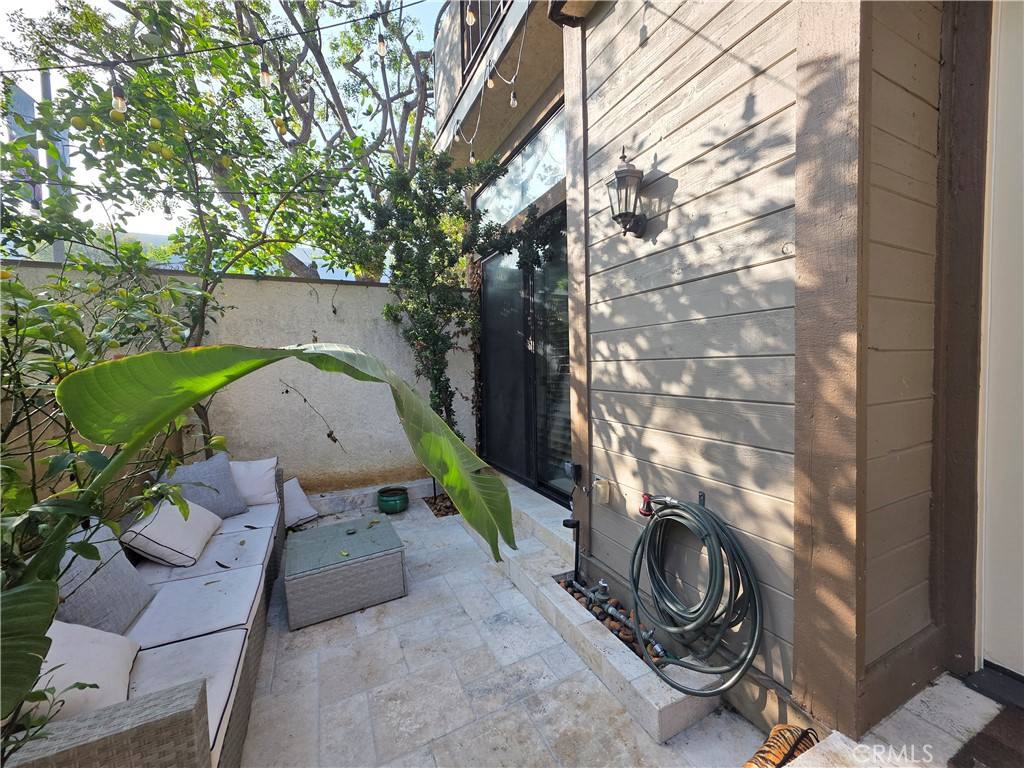 Townhouse for rent at 13963 Riverside Dr, Sherman Oaks, CA 91423