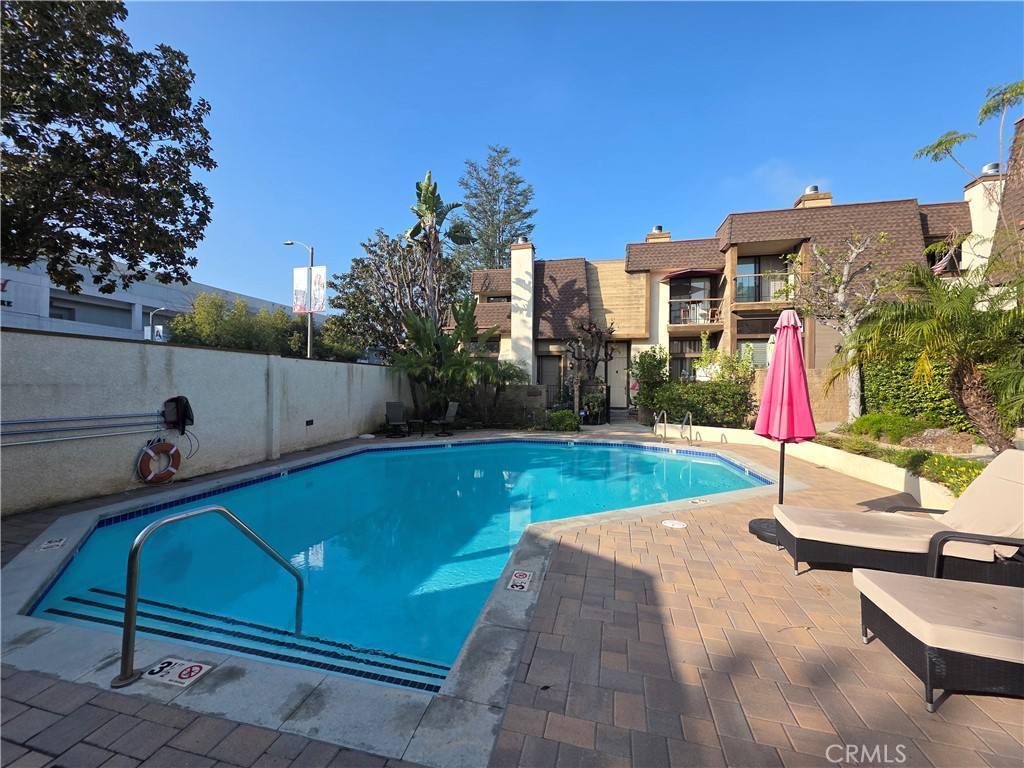 Townhouse for rent at 13963 Riverside Dr, Sherman Oaks, CA 91423