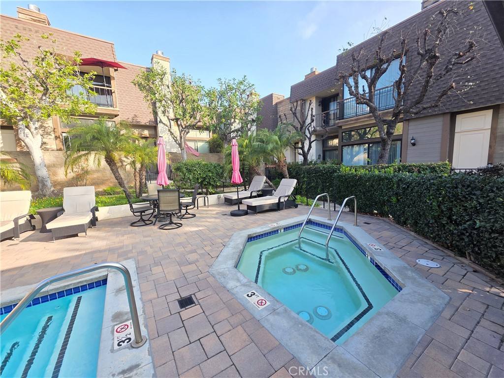 Townhouse for rent at 13963 Riverside Dr, Sherman Oaks, CA 91423