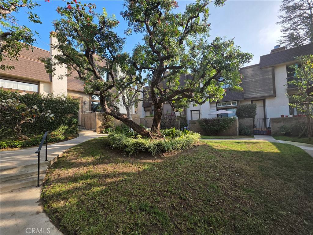 Townhouse for rent at 13963 Riverside Dr, Sherman Oaks, CA 91423