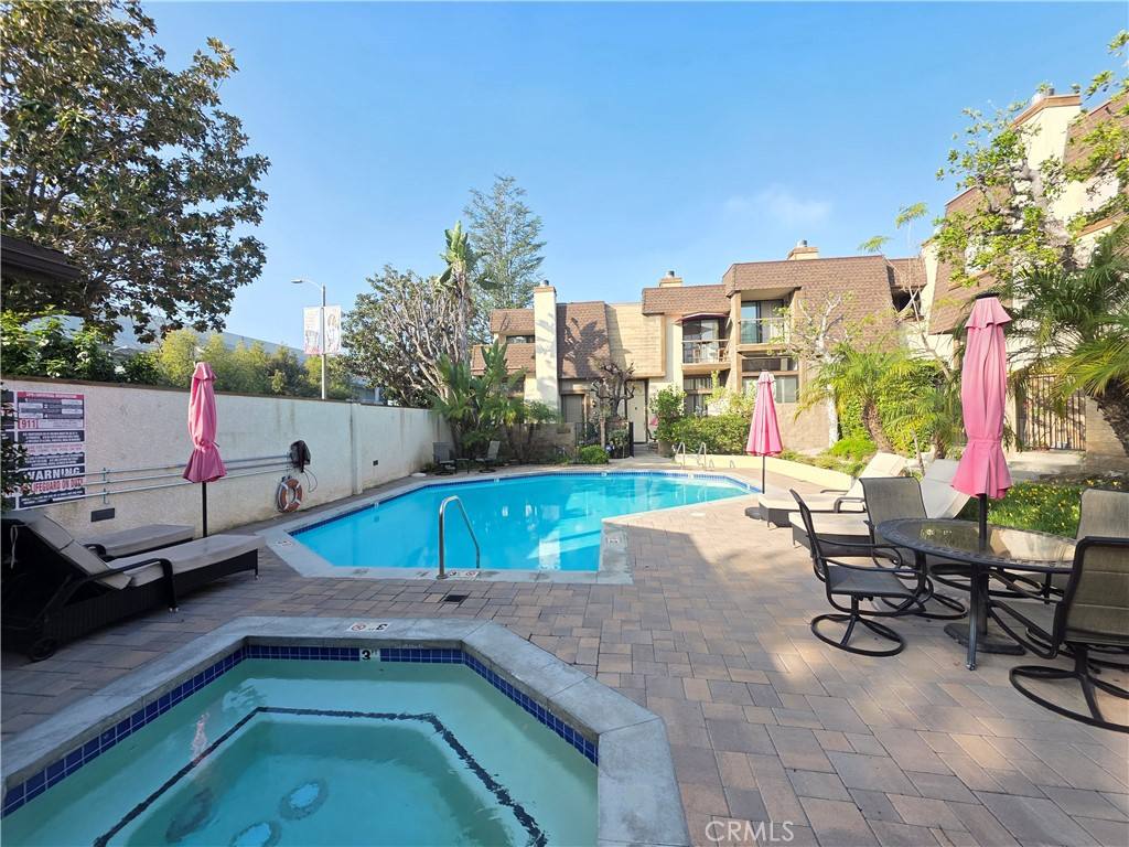 Townhouse for rent at 13963 Riverside Dr, Sherman Oaks, CA 91423