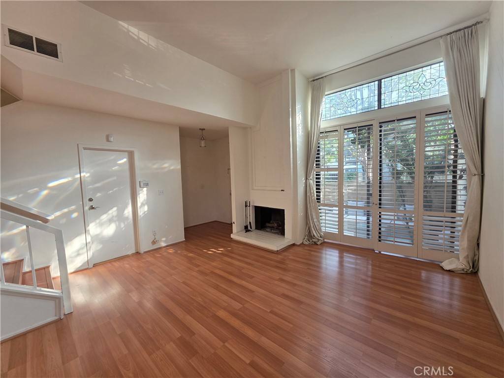 Townhouse for rent at 13963 Riverside Dr, Sherman Oaks, CA 91423