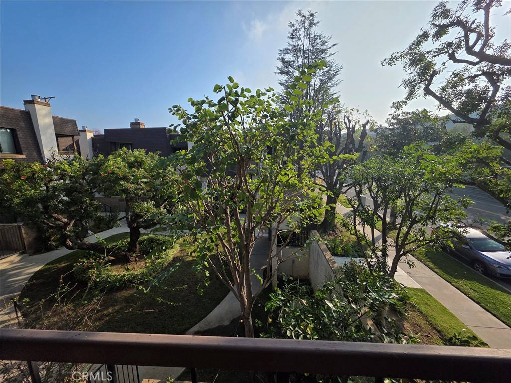 Townhouse for rent at 13963 Riverside Dr, Sherman Oaks, CA 91423