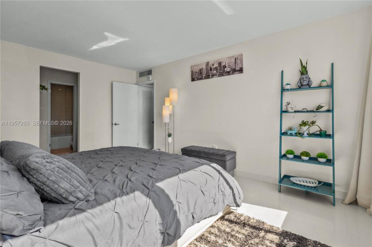 Apartment for rent at 1345 Lincoln Rd #403, Miami Beach, FL 33139