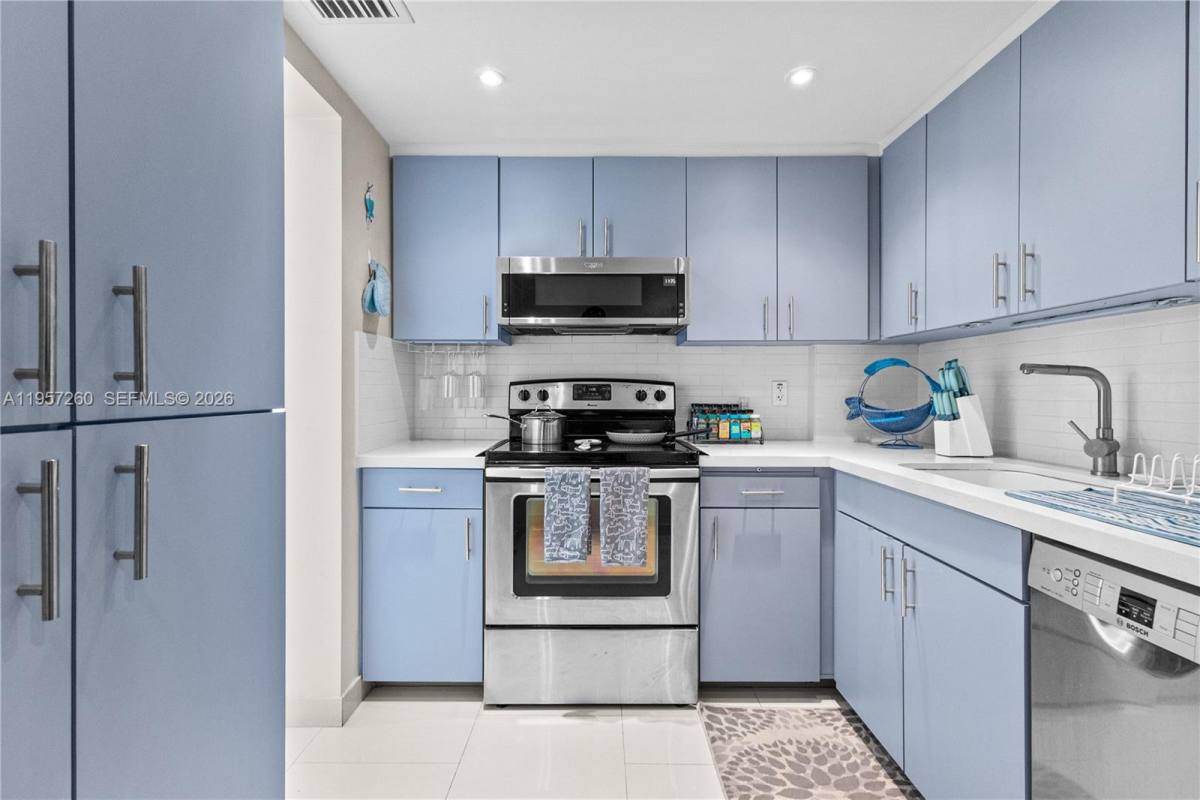 Apartment for rent at 1345 Lincoln Rd #403, Miami Beach, FL 33139