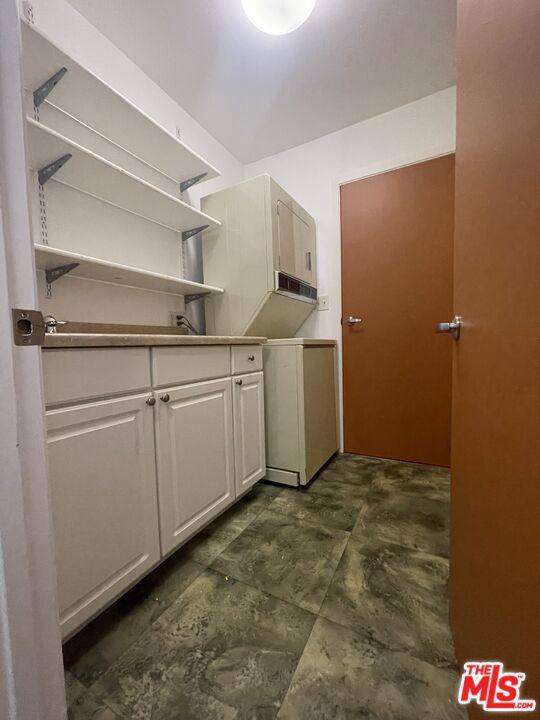 Apartment for rent at 7802 Airport Blvd, Los Angeles, CA 90045