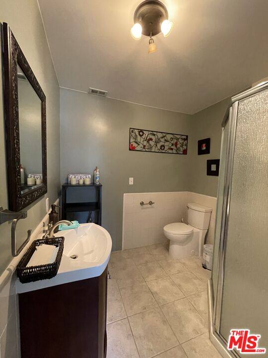 Apartment for rent at 7802 Airport Blvd, Los Angeles, CA 90045