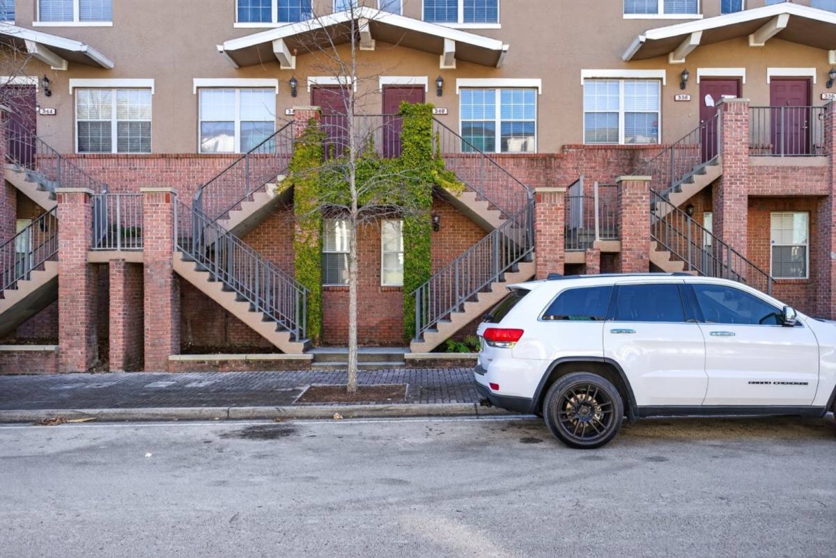 Townhouse for rent at 340 E Ashley St, Jacksonville, FL 32202