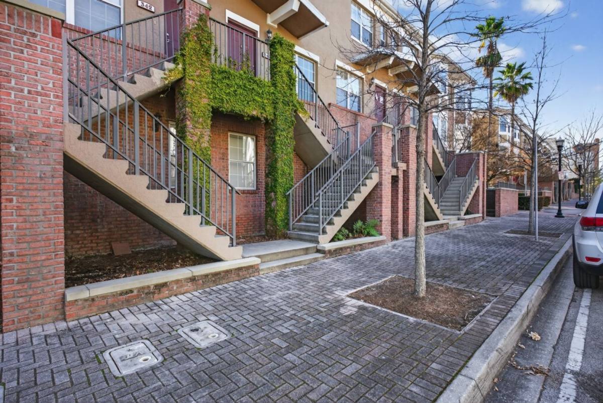 Townhouse for rent at 340 E Ashley St, Jacksonville, FL 32202
