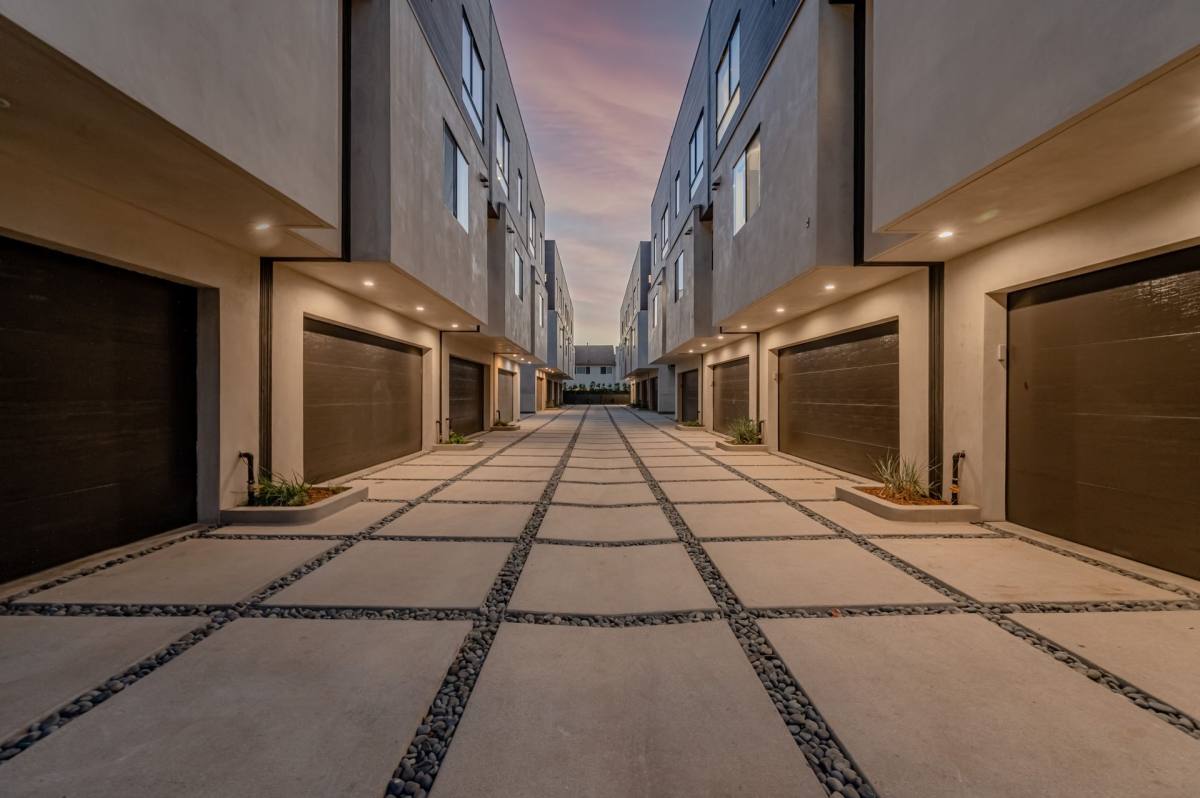 Apartment for rent at 18301 Collins St, Tarzana, CA 91356