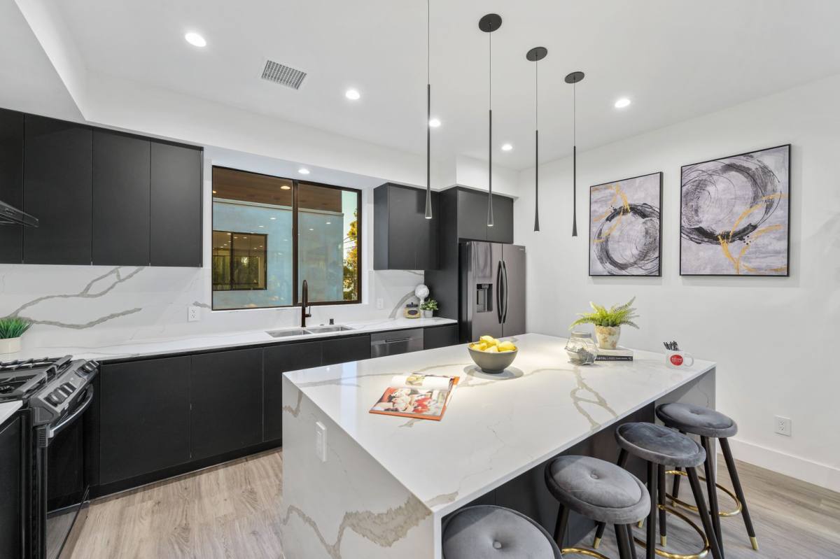 Apartment for rent at 18301 Collins St, Tarzana, CA 91356