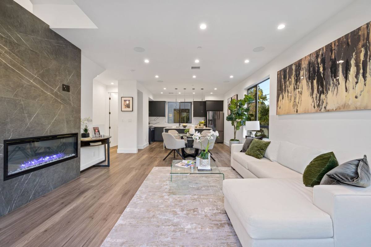 Apartment for rent at 18301 Collins St, Tarzana, CA 91356