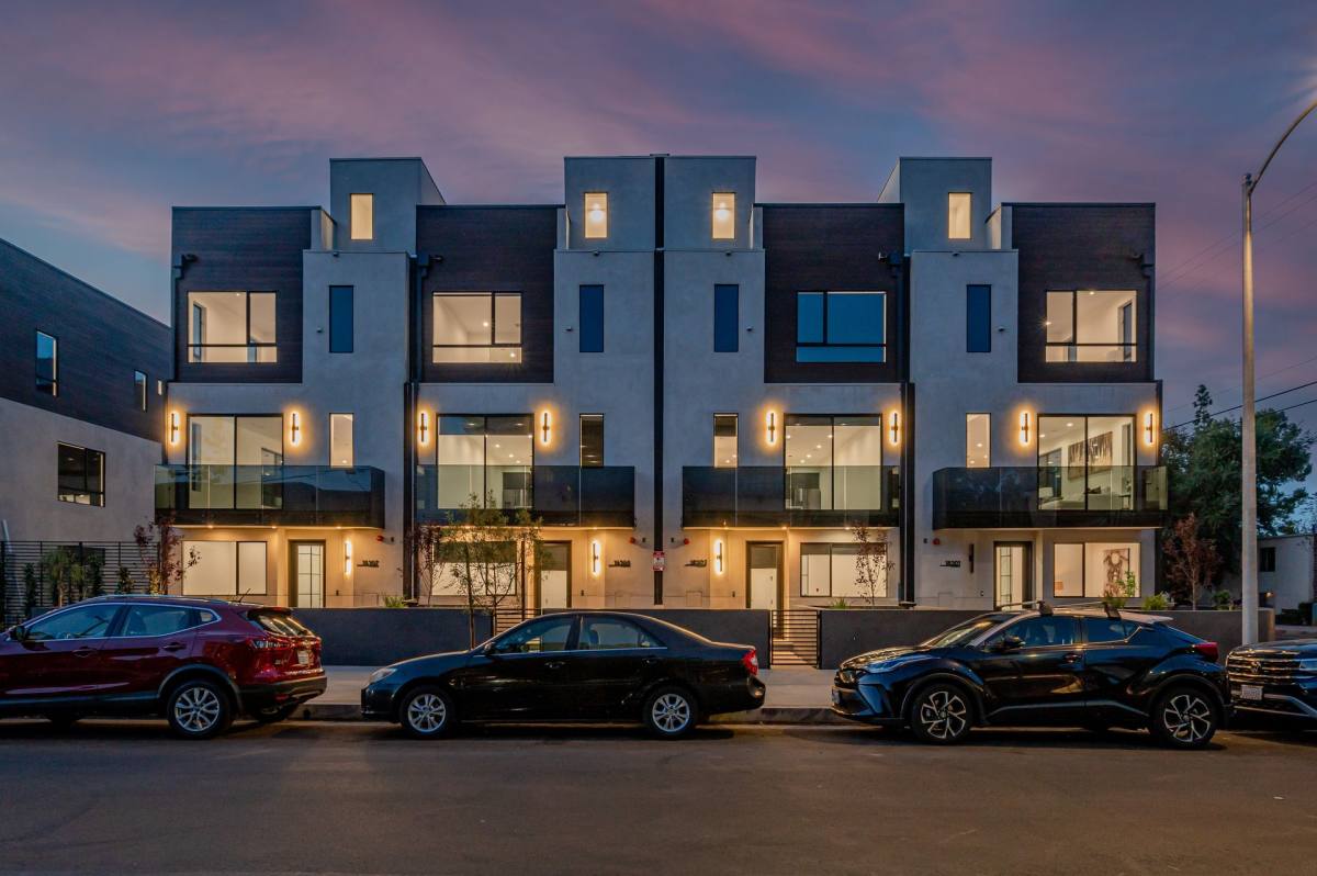 Apartment for rent at 18301 Collins St, Tarzana, CA 91356