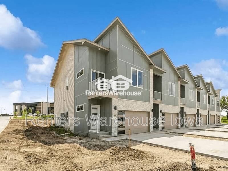 Townhouse for rent at 15588 Rocklyn Place, Clive, IA 50325