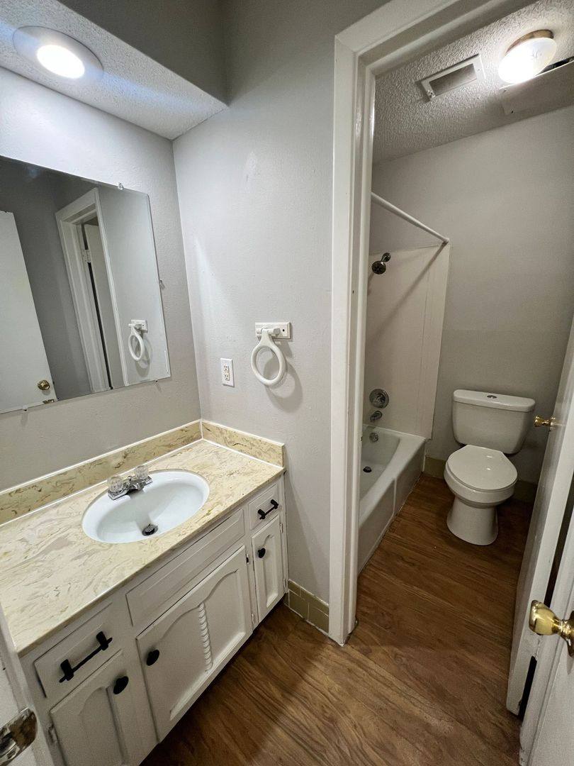 Apartment for rent at 9201 E 53rd Terrace #2W, Kansas City, MO 64133