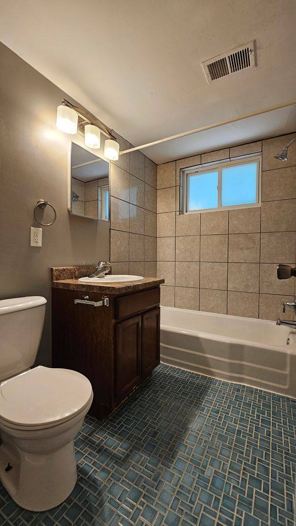 Apartment for rent at 620 S 35th St, Omaha, NE 68105