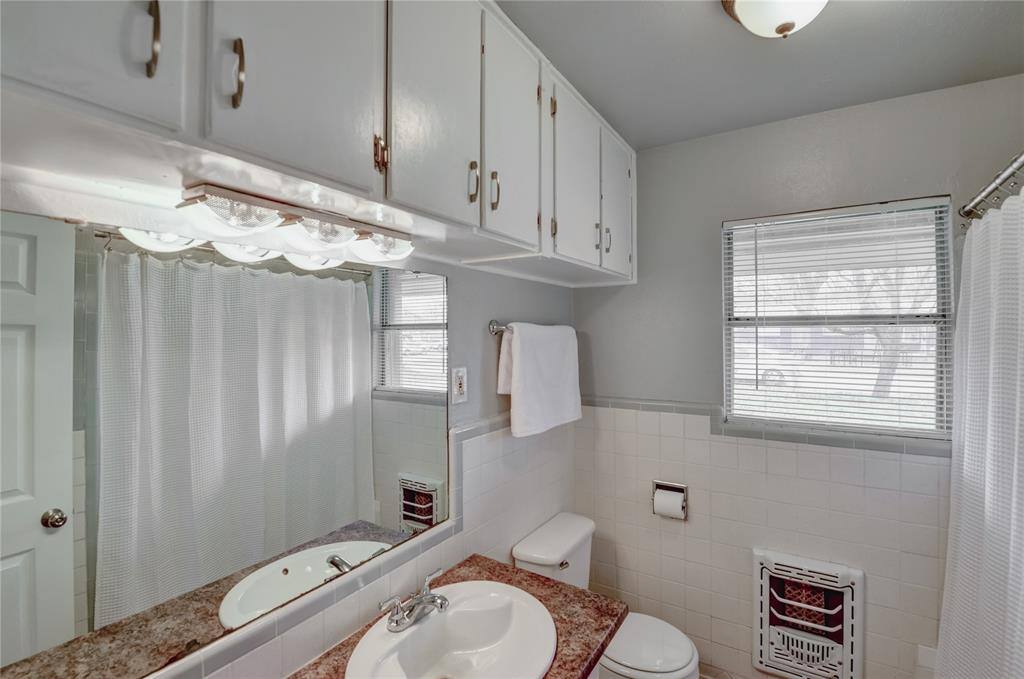 Apartment for rent at 1002 N Stewart St, Azle, TX 76020