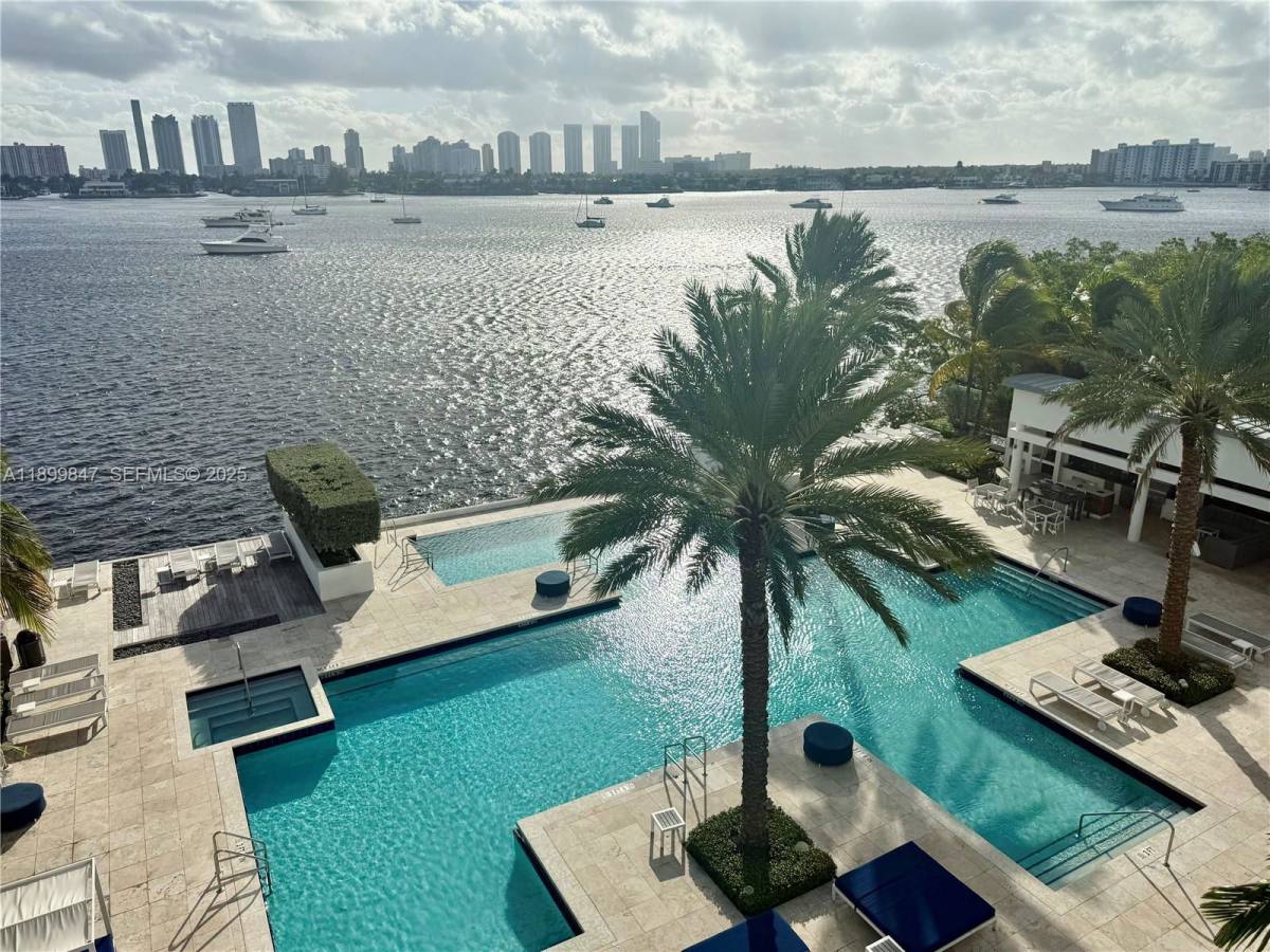 Apartment for rent at 17111 Biscayne Blvd #409, North Miami Beach, FL 33160