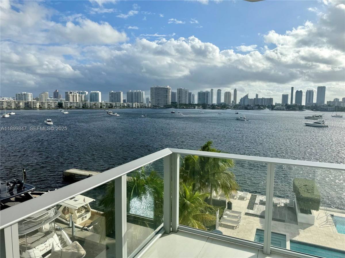 Apartment for rent at 17111 Biscayne Blvd #409, North Miami Beach, FL 33160
