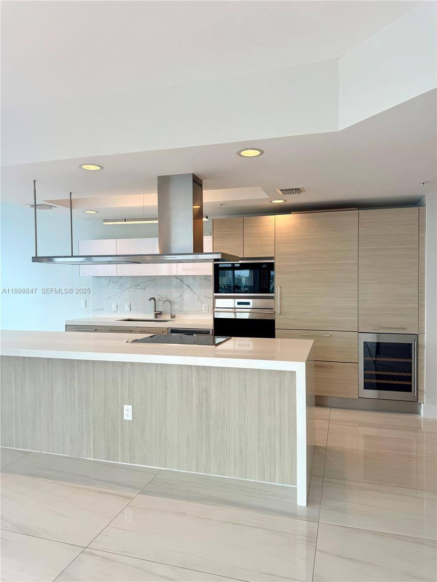 Apartment for rent at 17111 Biscayne Blvd #409, North Miami Beach, FL 33160