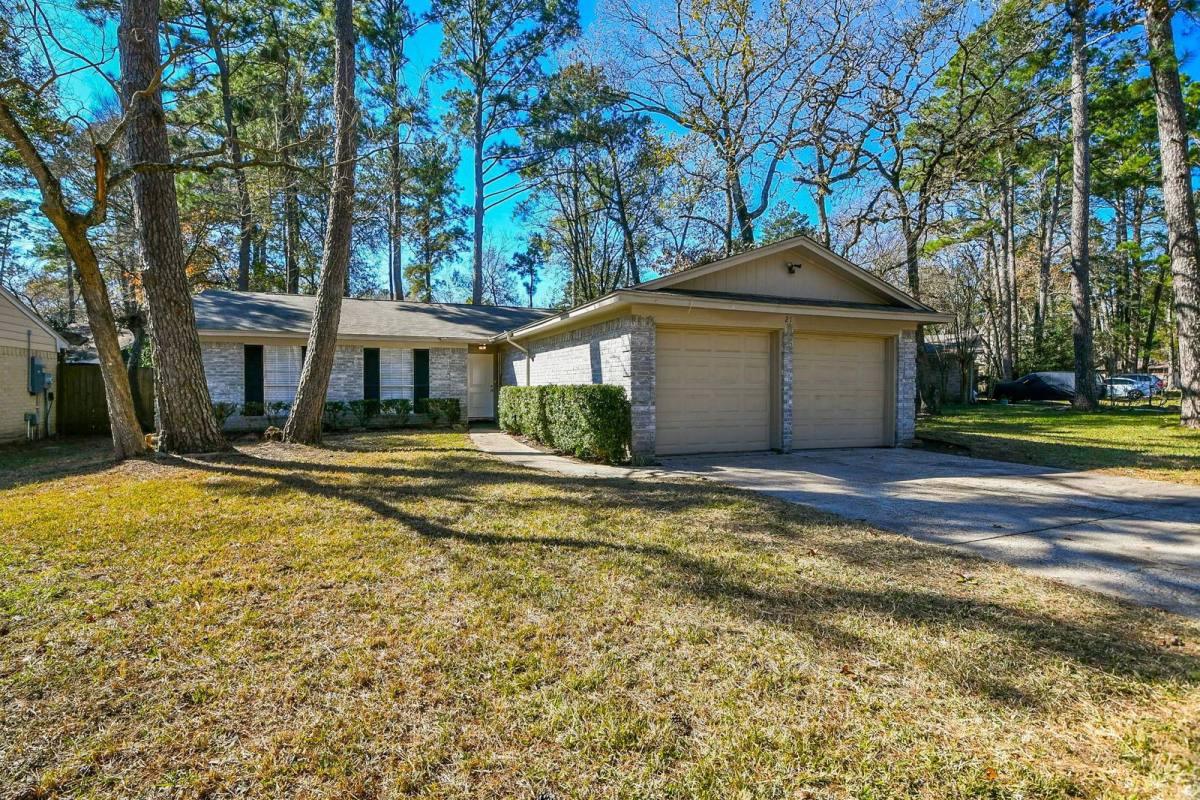 House for rent at 21 Pineash Court, Spring, TX 77381