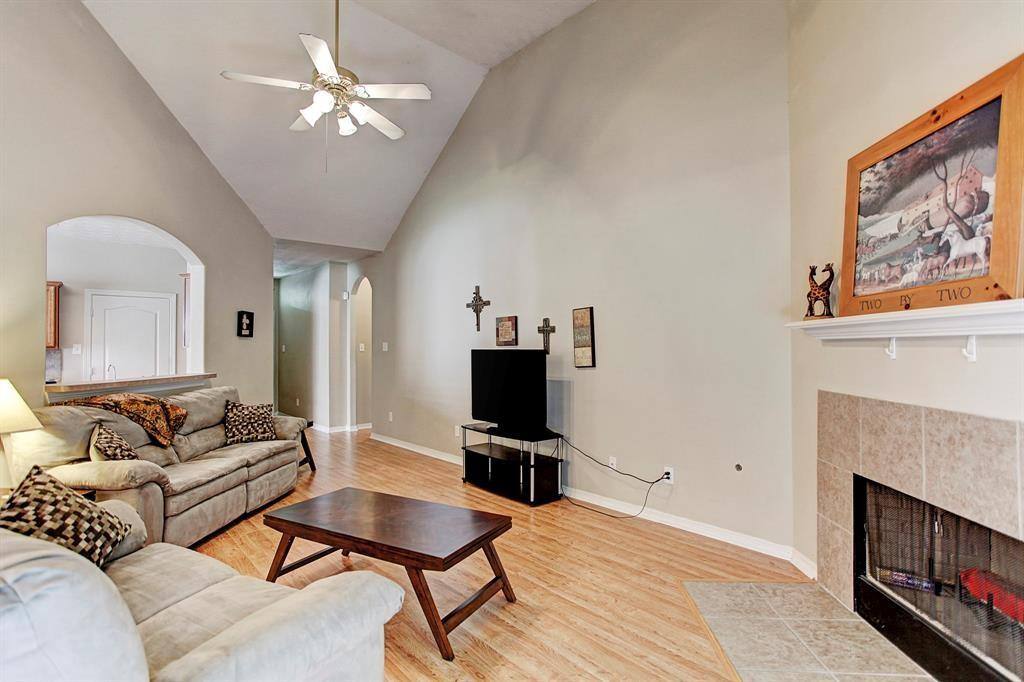 House for rent at 9211 Hidden Lake E Dr, Magnolia, TX 77354