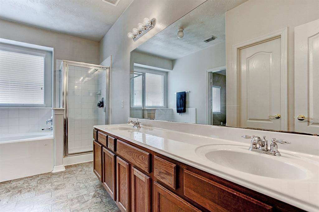 House for rent at 9211 Hidden Lake E Dr, Magnolia, TX 77354