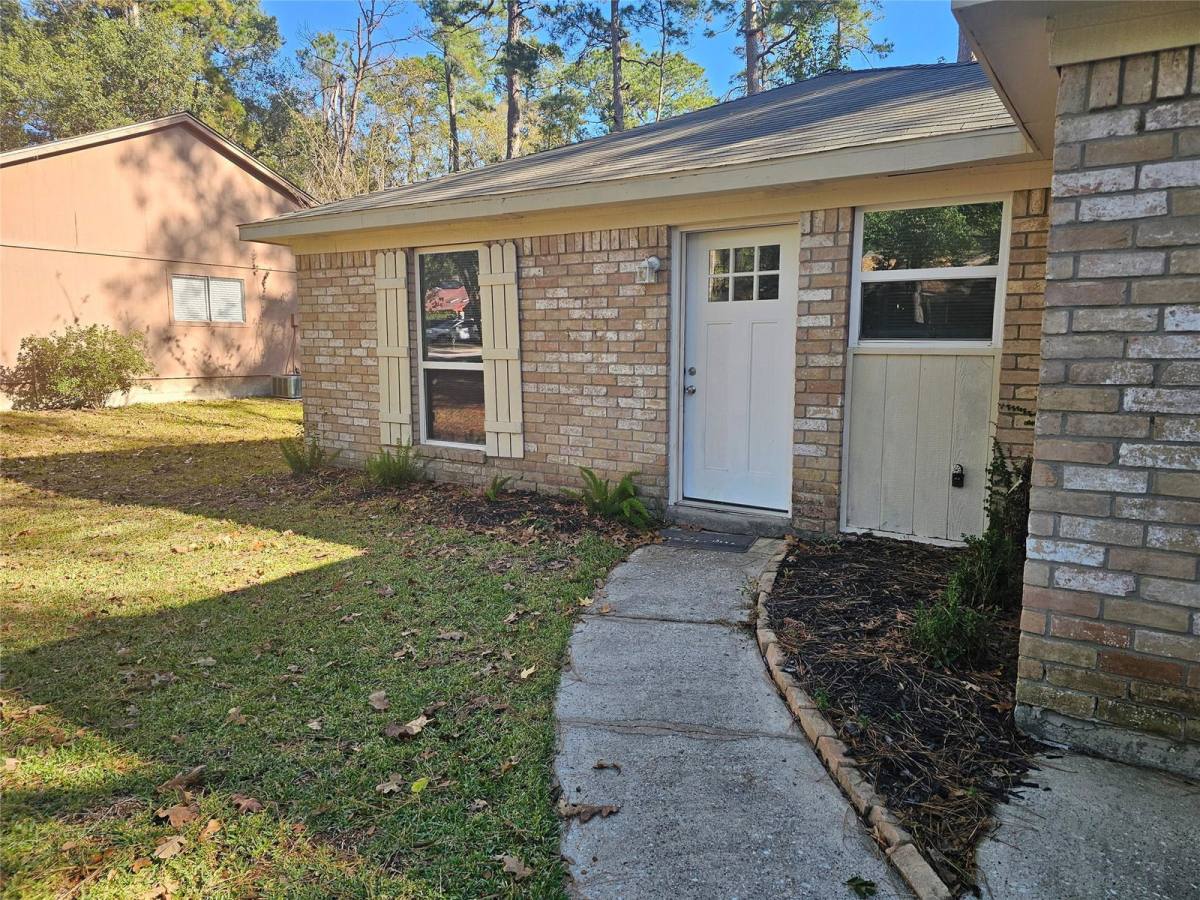 House for rent at 105 E Wavy Oak Circle, Spring, TX 77381