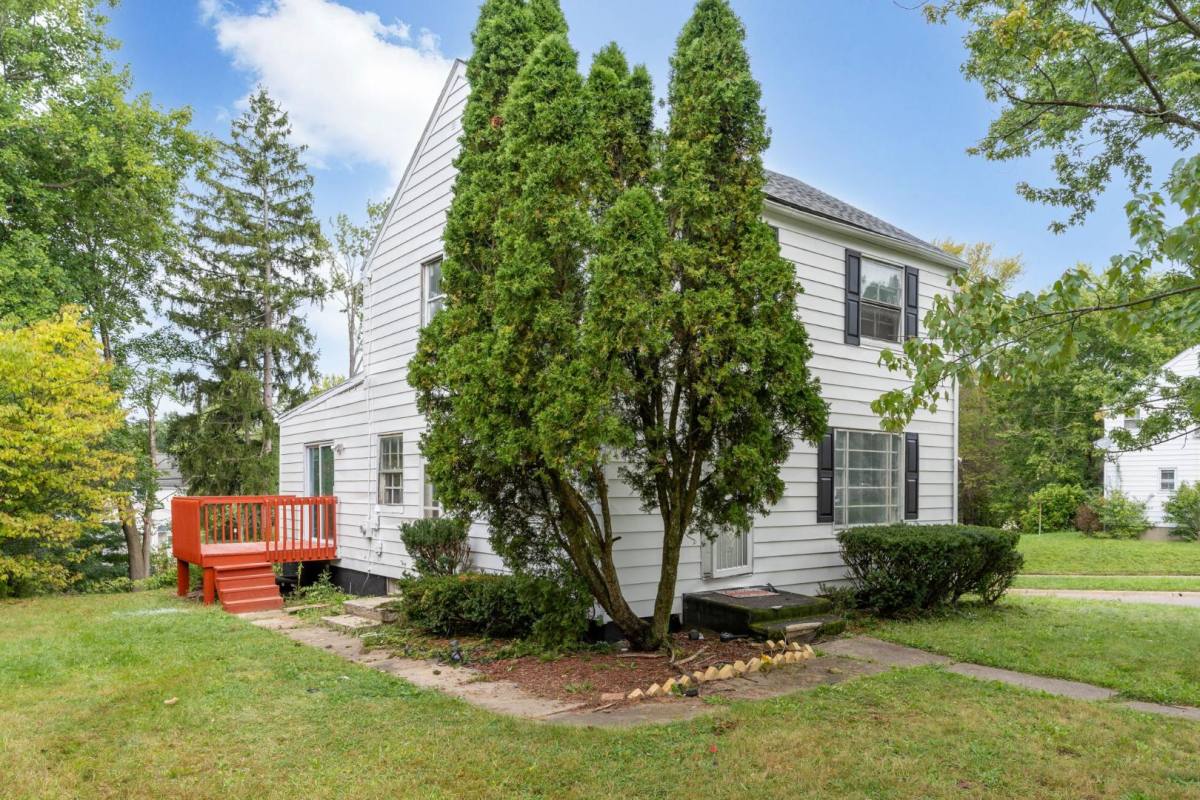 House for rent at 1114 Roslyn Ave, Akron, OH 44320