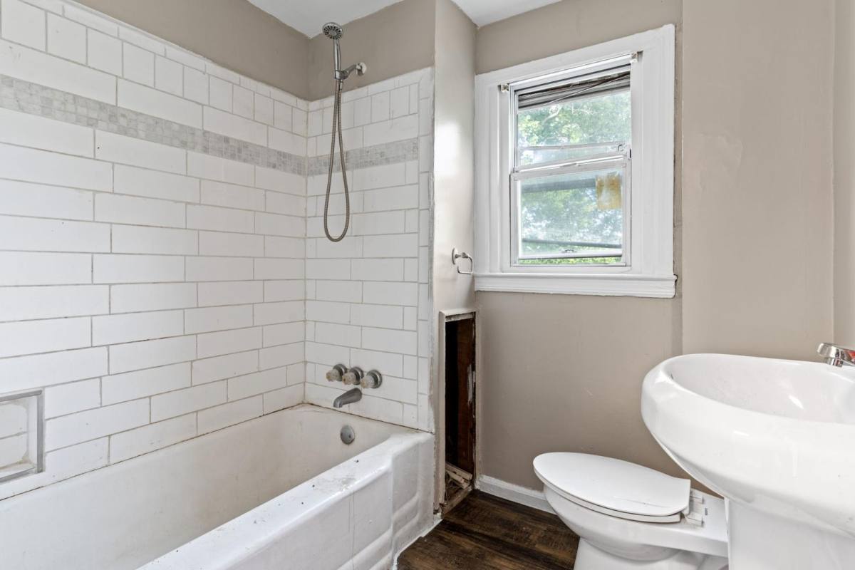 House for rent at 1114 Roslyn Ave, Akron, OH 44320