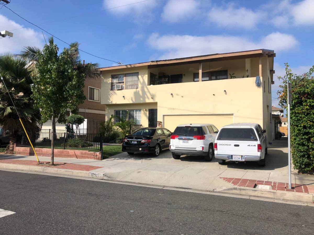 Apartment for rent at 12521 York Ave, Hawthorne, CA 90250