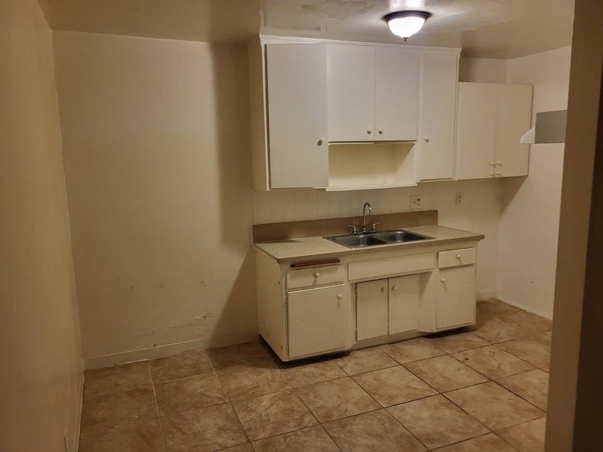Apartment for rent at 12521 York Ave, Hawthorne, CA 90250