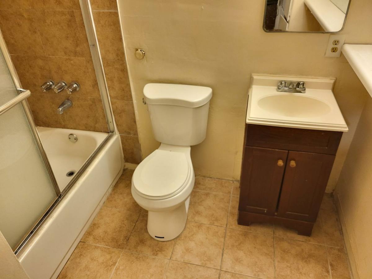 Apartment for rent at 12521 York Ave, Hawthorne, CA 90250