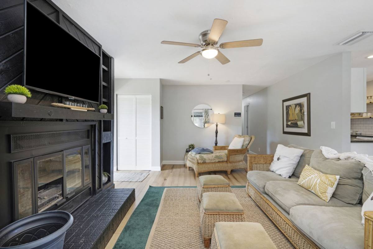 Apartment for rent at 4705 Hollingsworth Ave, Sarasota, FL 34233