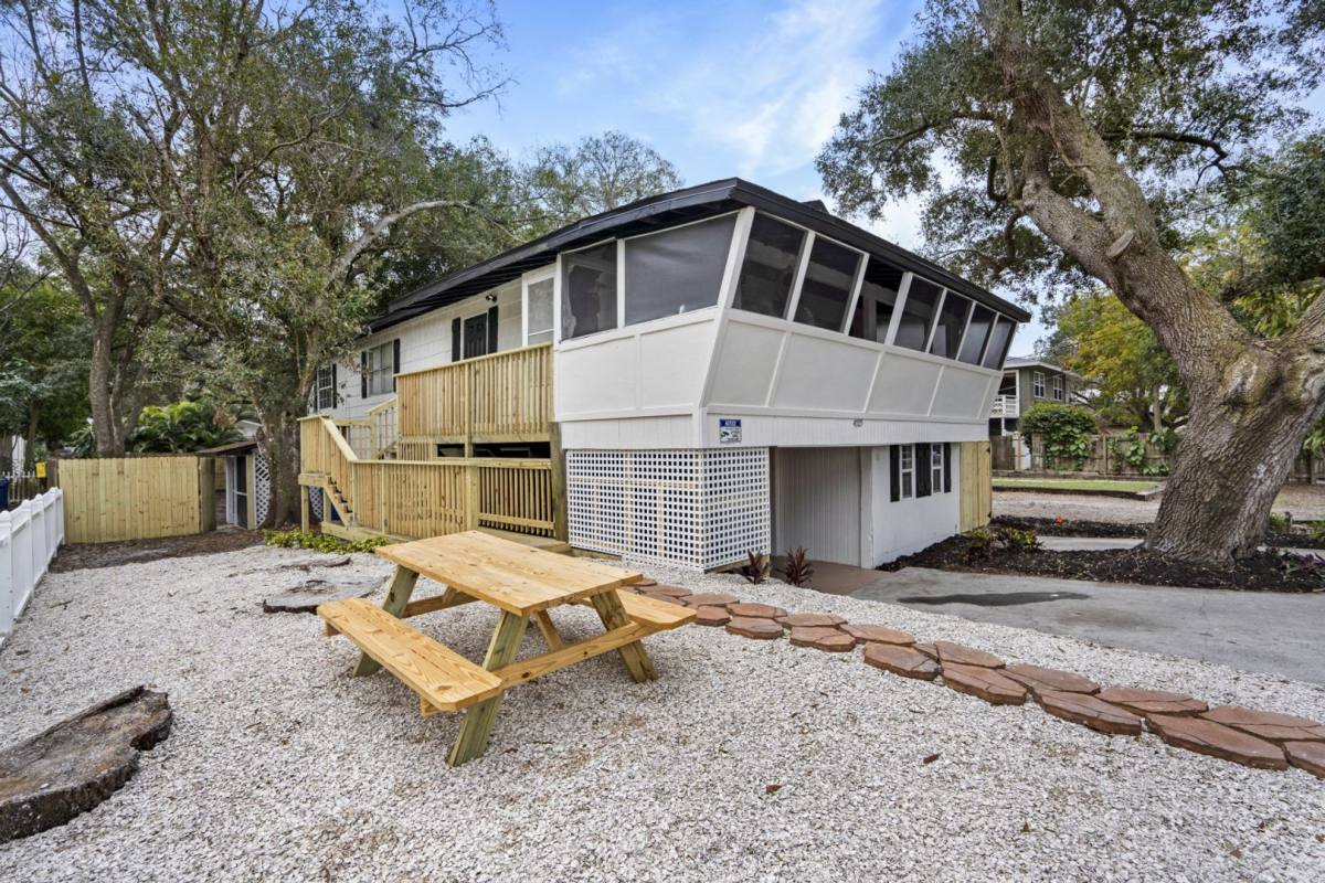 Apartment for rent at 4705 Hollingsworth Ave, Sarasota, FL 34233