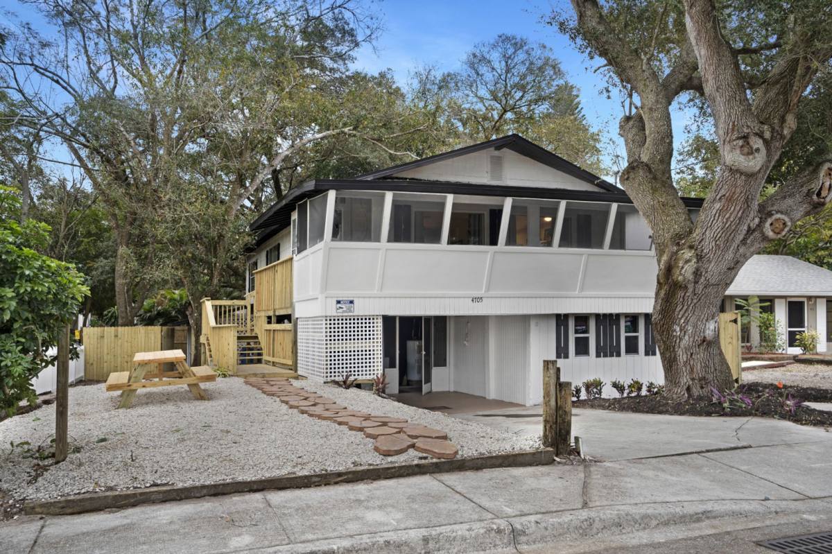 Apartment for rent at 4705 Hollingsworth Ave, Sarasota, FL 34233
