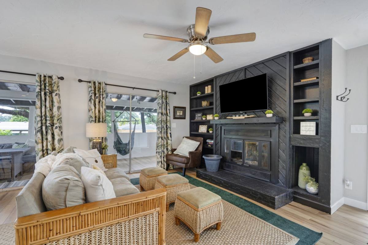 Apartment for rent at 4705 Hollingsworth Ave, Sarasota, FL 34233